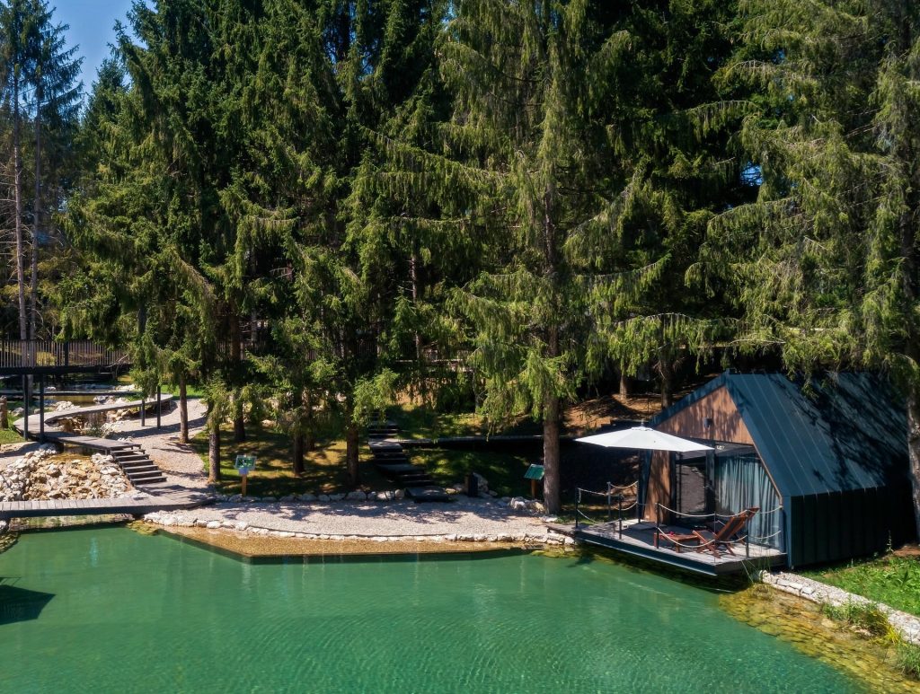 Smještaj uz jezero i šumsko okruženje unutar Plitvice Holiday Resorta u mirnom ambijentu